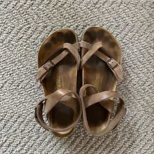 Birkenstock Women’s Yara Oiled Leather Flat Mocha - Size 8